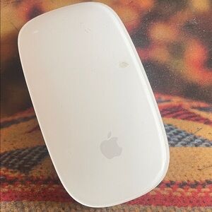 Apple Sleek White Wireless Mouse